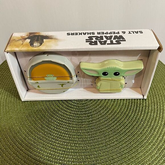 Disney Star Wars Baby Yoda and the frog Salt and Pepper Shakers NWT - Picture 2 of 7